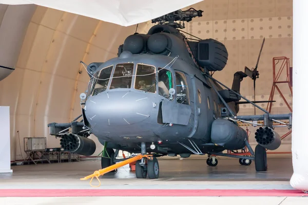 Schwerer Militärhubschrauber Hangar lizenzfreie Stockfotos