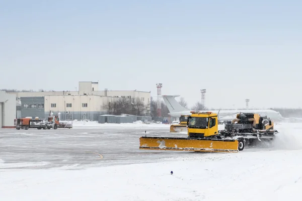 Sopladores Nieve Aeródromo Limpiando Área Cerca Del Hangar Del Avión — Foto de Stock