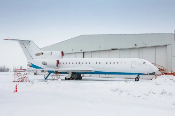 Biały Samolot Pasażerski Pobliżu Hangaru Zimną Zimę — Zdjęcie stockowe