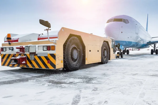 Vontató Tolja Utasszállító Repülőgép Hideg Téli Repülőtér Kötény — Stock Fotó
