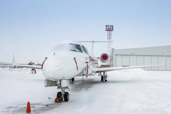 Bílé Luxusní Firemní Obchodní Jet Blízkosti Letadla Hangár Chladném Zimním — Stock fotografie