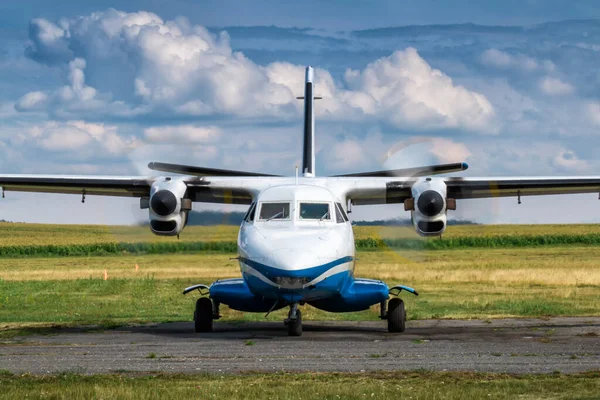 Vista Frontal Taxiing Avião Passageiros Turboélice Aeródromo Rural — Fotografia de Stock