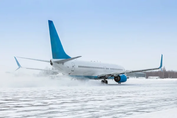 Taksowanie Samolotu Pasażerskiego Płycie Postojowej Lotniska Śnieżnej Zamieci — Zdjęcie stockowe