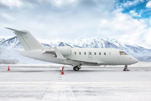 Bílé Luxusní Firemní Obchodní Jet Zimním Letišti Zástěra Pozadí Vysoké — Stock fotografie