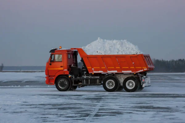 Orange Dump Truck Rides Winter Road Snow Back Body — Foto de Stock
