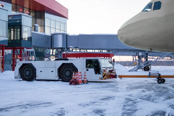 Ciężarówka Holownicza Popycha Samolot Płycie Lotniska Zimie — Zdjęcie stockowe
