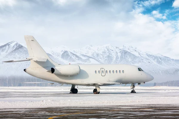 Bílé Luxusní Výkonný Obchodní Jet Zimním Letišti Zástěra Pozadí Vysoké — Stock fotografie