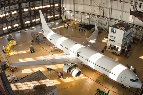 Horní Pohled Bílé Osobní Letadlo Hangáru Letadla Jsou Pod Údržbou — Stock fotografie