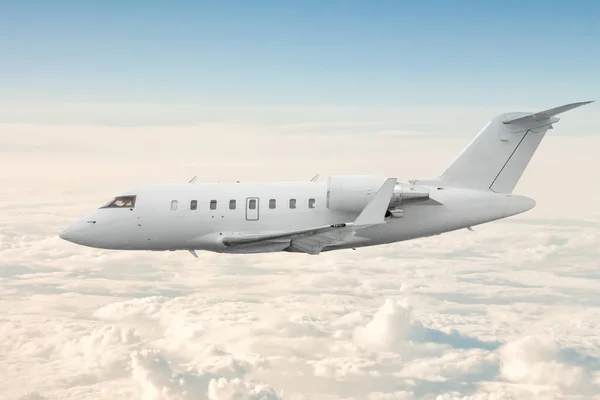 白色的公司商务喷气式飞机在云层上方的空气中飞行 — 图库照片