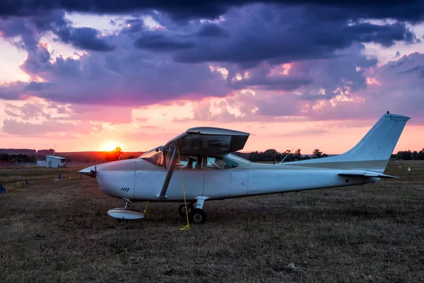 Små Privata Flygplan Parkerade Vid Flygfältet Vid Natursköna Solnedgången — Stockfoto