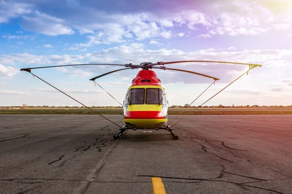 Vooraanzicht Van Moderne Medische Helikopter Het Helipad — Stockfoto