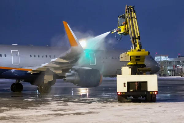 机场夜间停机坪上客机的地面除冰 — 图库照片