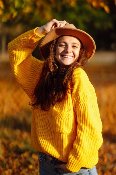 Mulher Elegante Andando Parque Vestindo Suéter Amarelo Chapéu Bonito Moda — Fotografia de Stock