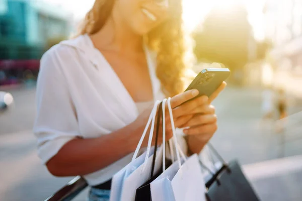 Jonge Vrouw Die Telefoneert Tassen Vasthoudt Buiten Staat Kleding Cadeaus — Stockfoto