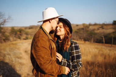 Sonbahar parkında yürüyen genç bir çift. Birlikte eğleniyoruz. Aşk hikayesi. Sonbahar stili.