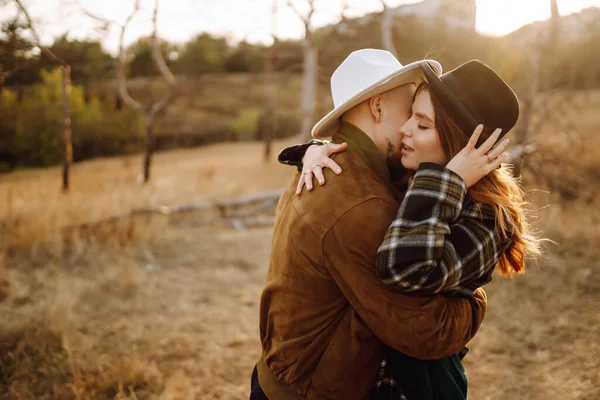 Jeune Couple Marchant Dans Parc Automne Profiter Temps Ensemble Une — Photo