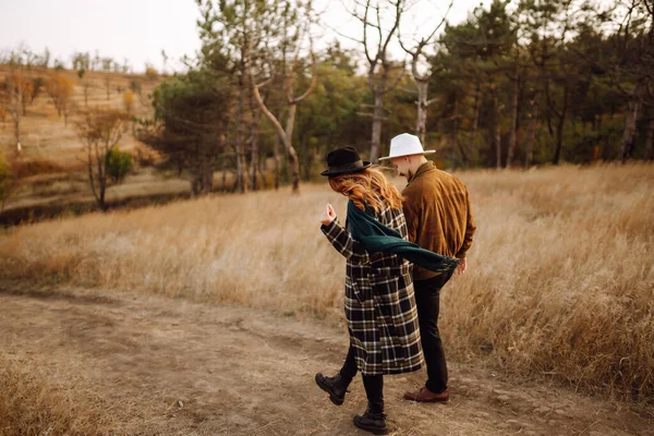 一对年轻夫妇在秋天的公园里散步 一起享受时光 爱情故事 — 图库照片