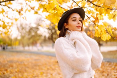 Doğada dinlenen genç bir kadın. Moda, tarz kavramı. İnsanlar, yaşam tarzı, rahatlama ve tatil kavramı