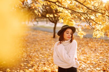Doğada dinlenen genç bir kadın. Moda, tarz kavramı. İnsanlar, yaşam tarzı, rahatlama ve tatil kavramı