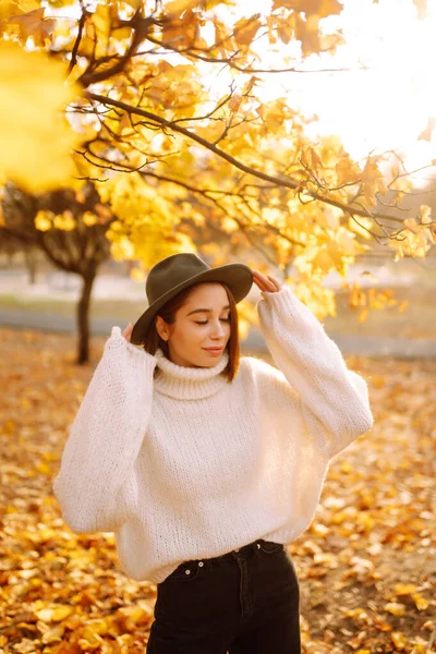 Mujer Joven Descansando Naturaleza Moda Concepto Estilo Gente Estilo Vida — Foto de Stock