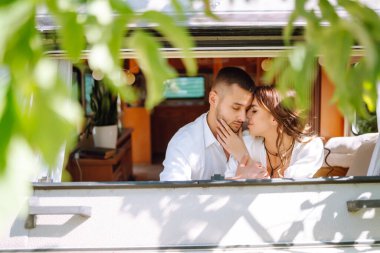 Karavanın yanında poz veren mutlu bir çift. Kamp sezonu. Romantik bir an. Birlikte. Düğün için. Evlilik..