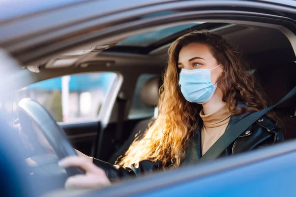 Młoda Kobieta Jeżdżąca Samochodem Masce Medycznej Podczas Epidemii Izolacja Transportowa — Zdjęcie stockowe