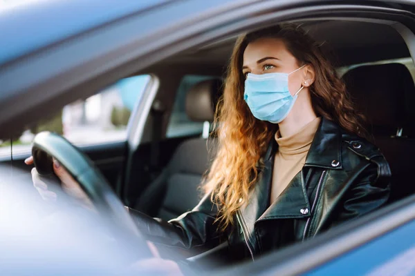 Młoda Kobieta Jeżdżąca Samochodem Masce Medycznej Podczas Epidemii Izolacja Transportowa — Zdjęcie stockowe