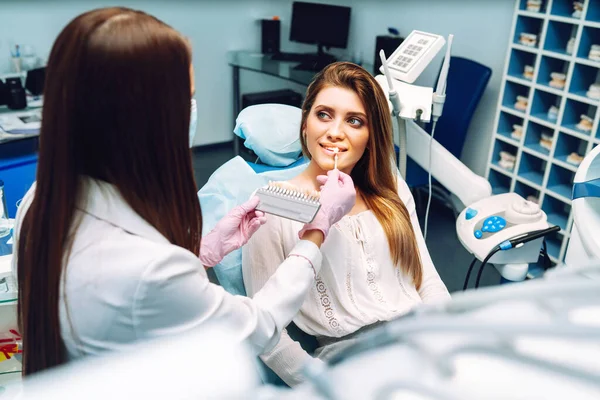 Mujer Joven Con Muestras Color Dientes Coincidencia Los Tonos Los — Foto de Stock