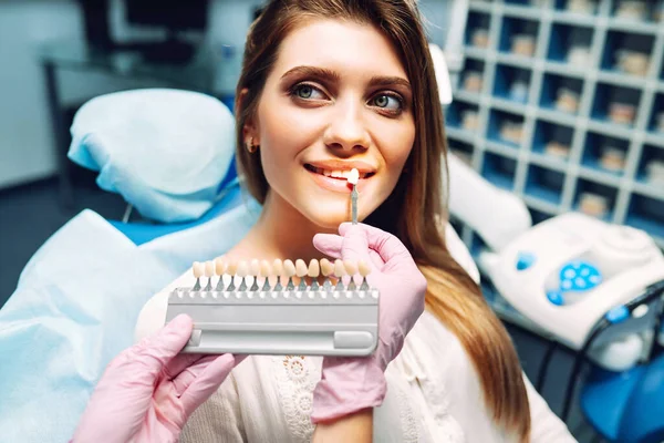 Mulher Jovem Com Amostras Cor Dos Dentes Combinando Tons Dos — Fotografia de Stock