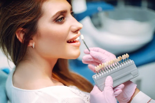 Mujer Joven Con Muestras Color Dientes Coincidencia Los Tonos Los — Foto de Stock