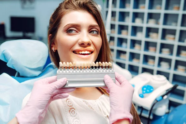 Młoda Kobieta Próbkami Koloru Zębów Dopasowywanie Odcieni Implantów Pomocą Prowadnicy — Zdjęcie stockowe