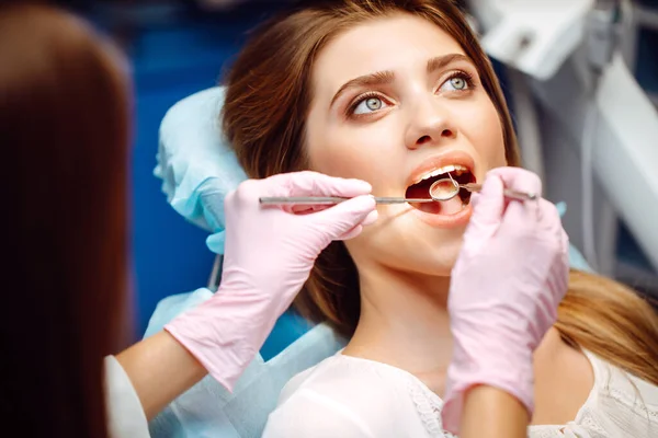 Aperçu Prévention Carie Dentaire Dentiste Examinant Les Dents Patient Dans — Photo
