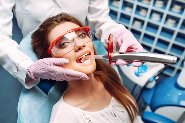 歯のケア予防の概要 現代の診療所で患者の歯を調べる歯科医 健康な歯と薬の概念 — ストック写真