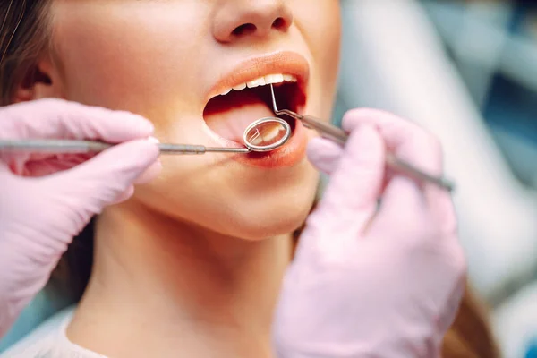 Przegląd Profilaktyki Próchnicy Zębów Dentysta Badający Zęby Pacjenta Nowoczesnej Klinice — Zdjęcie stockowe