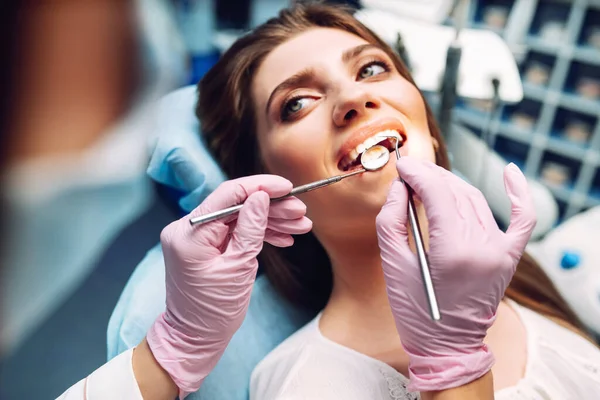 Visão Geral Prevenção Cárie Dentária Dentista Examinando Dentes Paciente Clínica — Fotografia de Stock