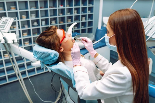 Aperçu Prévention Carie Dentaire Dentiste Examinant Les Dents Patient Dans — Photo