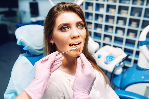 歯のケア予防の概要 現代の診療所で患者の歯を調べる歯科医 健康な歯と薬の概念 — ストック写真