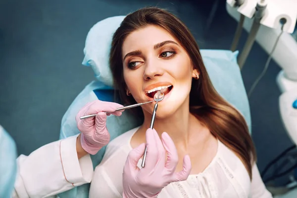 Přehled Prevence Zubních Kazu Zubař Vyšetřuje Pacientovy Zuby Moderní Klinice — Stock fotografie