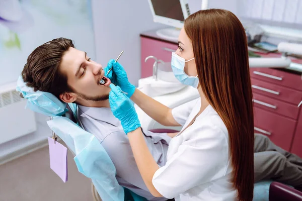 Jovem Cadeira Dentista Durante Procedimento Dentário Visão Geral Prevenção Cárie — Fotografia de Stock