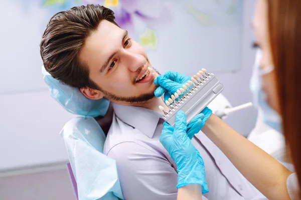 Jongeman Bij Tandartsstoel Tijdens Een Tandheelkundige Ingreep Overzicht Van Tandheelkundige — Stockfoto