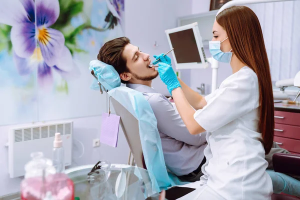 Jovem Cadeira Dentista Durante Procedimento Dentário Visão Geral Prevenção Cárie — Fotografia de Stock