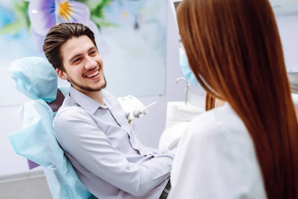 Unge Man Tandläkarstolen Ett Tandingrepp Översikt Över Karies Förebyggande Tandläkare — Stockfoto