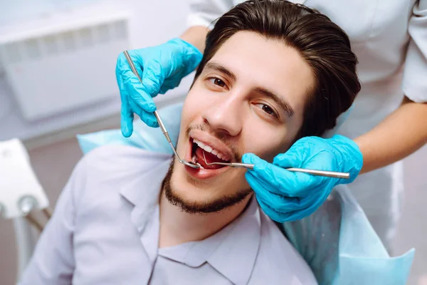 Joven Silla Del Dentista Durante Procedimiento Dental Visión General Prevención — Foto de Stock