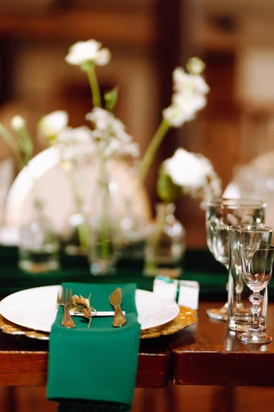 Banquet Table Restaurant Preparation Banquet Work Professional Florists Emerald Color — Stock Photo, Image