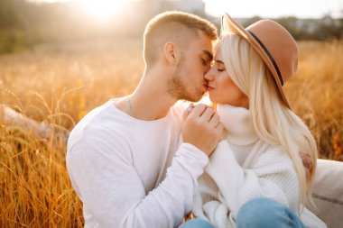 Birlikte yürüyen şık elbiseli romantik genç bir çift. Sonbahar havası. Seyahat, hafta sonu, rahatlama ve yaşam tarzı konsepti..