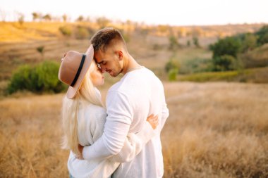 Birlikte yürüyen şık elbiseli romantik genç bir çift. Sonbahar havası. Seyahat, hafta sonu, rahatlama ve yaşam tarzı konsepti..