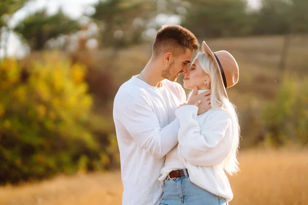 Birlikte Yürüyen Şık Elbiseli Romantik Genç Bir Çift Sonbahar Havası — Stok fotoğraf