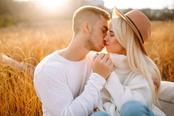 スタイリッシュな服を一緒に歩いてロマンチックな若いカップル 秋の天気 リラックスしてライフスタイルのコンセプト — ストック写真