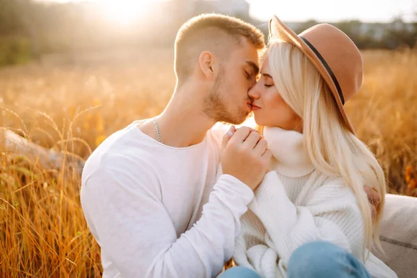 Romántica Pareja Joven Ropa Elegante Caminando Juntos Tiempo Otoño Viaje —  Fotos de Stock