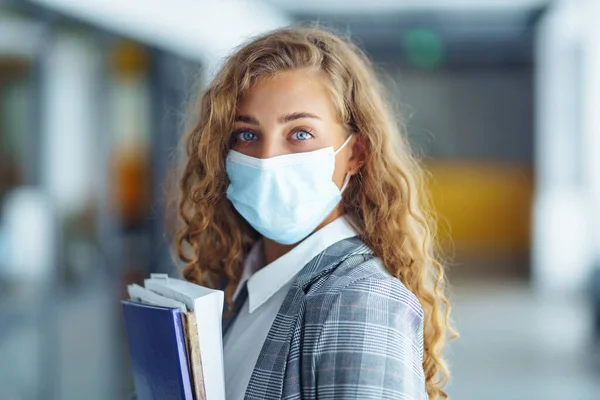 Porträt Einer Jungen Geschäftsfrau Mit Mundschutz Büro Unternehmerin Menschen Unternehmen — Stockfoto